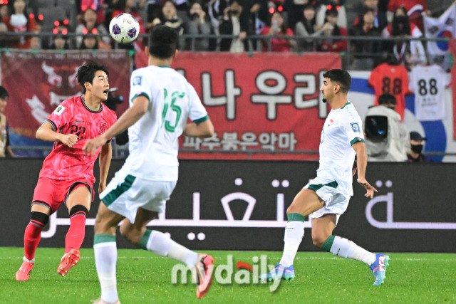 15일 오후 경기도 용인 미르스타디음에서 진행된 '2026 국제축구연맹(FIFA) 북중미 월드컵 아시아 지역 3차 예선 B조 4차' 대한민국-이라크와의 경기에서 설영우가 수비를 하고 있다./용인 = 곽경훈 기자