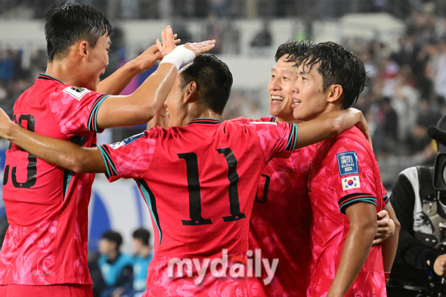 15일 오후 경기도 용인 미르스타디음에서 진행된 '2026 국제축구연맹(FIFA) 북중미 월드컵 아시아 지역 3차 예선 B조 4차' 대한민국-이라크와의 경기에서 후반 이재성이 세 번째 골을 넣은 뒤 기뻐하고 있다./용인 = 곽경훈 기자