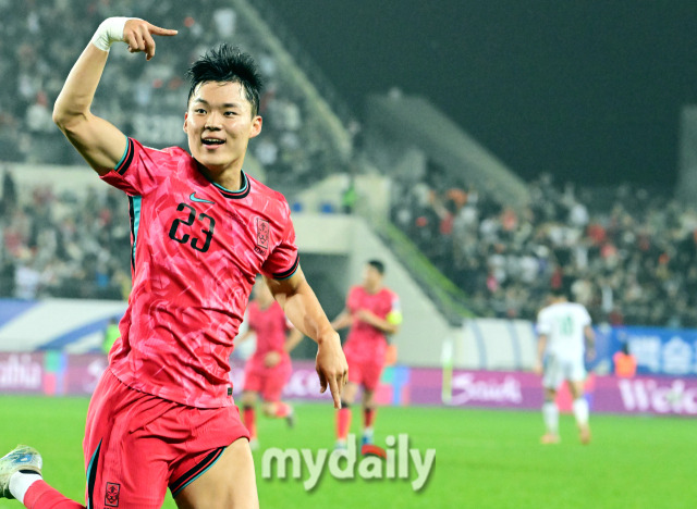 15일 오후 경기도 용인 미르스타디음에서 진행된 '2026 국제축구연맹(FIFA) 북중미 월드컵 아시아 지역 3차 예선 B조 4차' 대한민국-이라크와의 경기에서 후반 오현규가 역전골을 넣은 뒤 기뻐하고 있다./용인 = 곽경훈 기자