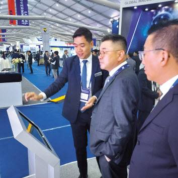 2일 충남 계룡대에서 열린 ‘대한민국 국제방위산업전(KADEX 2024)’ 개막식에서 LIG넥스원 부스를 둘러보는 구본상(왼쪽 두 번째) LIG그룹 회장 한영대 기자