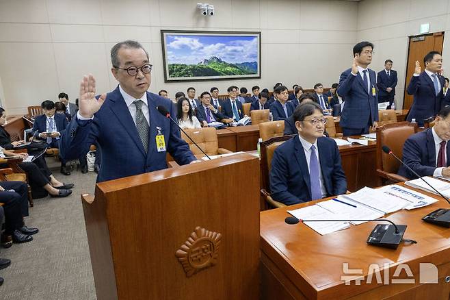 [서울=뉴시스] 국회사진기자단 = 정인섭 한화오션 거제사업장 사장이 15일 오후 서울 여의도 국회에서 열린 환경노동위원회의 경제사회노동위원회, 중앙노동위원회, 최저임금위원회 등에 대한 국정감사에서 선서하고 있다. 정 사장 뒤로 이상균 HD현대중공업 대표이사 사장이 서있다. 2024.10.15. photo@newsis.com