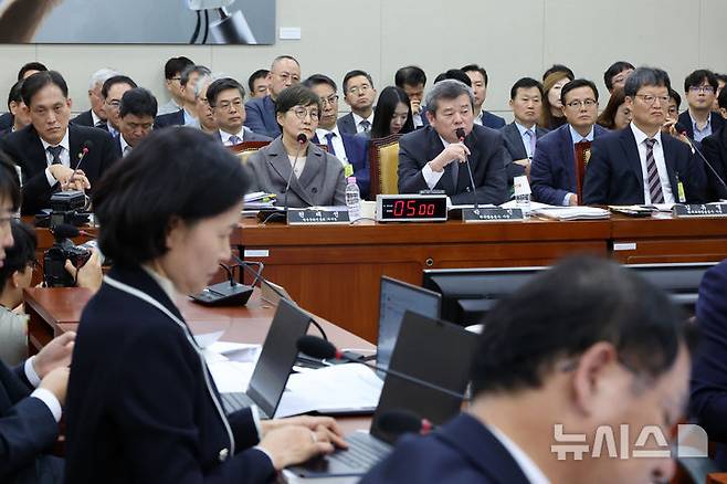 [서울=뉴시스] 조성우 기자 = 박민(오른쪽 두 번째) 한국방송공사 사장이 14일 오후 서울 여의도 국회에서 열린 과학기술정보방송통신위원회의 한국방송공사(KBS), 한국교육방송공사(EBS), 방송문화진흥회에 대한 국정감사에서 의원 질문에 답변하고 있다. 2024.10.14. xconfind@newsis.com