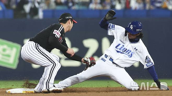 [대구=뉴시스] 김근수 기자 = 15일 오후 대구 수성구 삼성라이온즈파크에서 열린 2024 KBO 포스트시즌 플레이오프 2차전 LG 트윈스와 삼성 라이온즈의 경기, 1회말 2사 주자 없는 상황에서 1루 주자 삼성 구자욱이 2루 도루에 성공하고 있다. 2024.10.15. ks@newsis.com