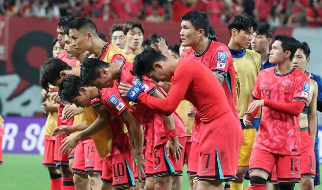 관중들에게 인사하는 김민재. 연합뉴스