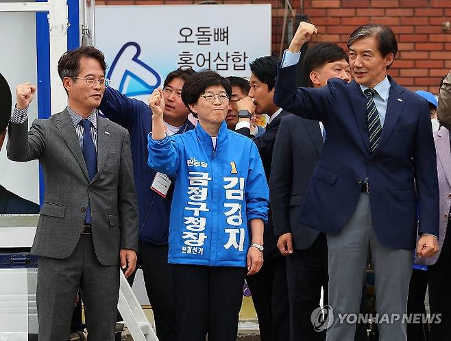 (부산=연합뉴스) 손형주 기자 = 조국혁신당 조국 대표가 14일 부산 금정구 도시철도 장전역 장전역 앞에서 더불어민주당 김경지 금정구청장 후보 지지 유세를 하고 있다. 2024.10.14 handbrother@yna.co.kr 연합뉴스