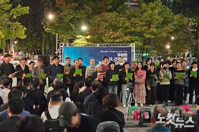 추모예배에서 고기교회 성도들이 유가족을 위로하는 찬양을 부르고 있다. 이들은 "쿠팡 노동자의 죽음의 행렬이 멈추고, 쿠팡의 진정한 사과와 실효성있는 재발방지대책이 마련될 때 까지 정슬기 님의 곁에서 함께 하겠다"고 다짐했다.