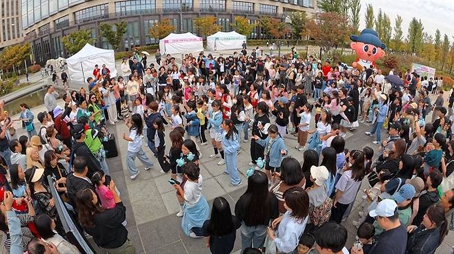 지난 주말 서울 강서구 서울식물원 일대에서 열린 구 대표 축제 ‘허준축제’를 찾은 방문객들이 즐거운 한때를 보내고 있다. 강서구 제공