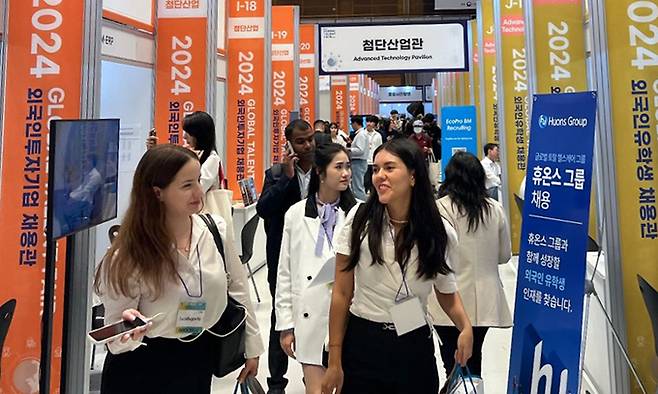 지난 8월 서울 강남구 코엑스에서 열린 국내 최대 글로벌 일자리 박람회 '2024 글로벌 탤런트 페어(GTF)'가 외국인 유학생들로 붐비는 모습. 이동수 기자