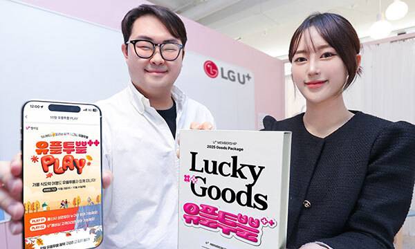 LG유플러스가 월 정기 멤버십 혜택 프로그램&nbsp;‘유플투쁠’&nbsp;참여자&nbsp;100만 돌파를 기념해 할인 혜택을 강화한다고 15일 밝혔다.&nbsp;사진은&nbsp;LG유플러스 직원들이 유플투쁠 굿즈를 소개하는 모습.&nbsp; &nbsp;LG유플러스 제공