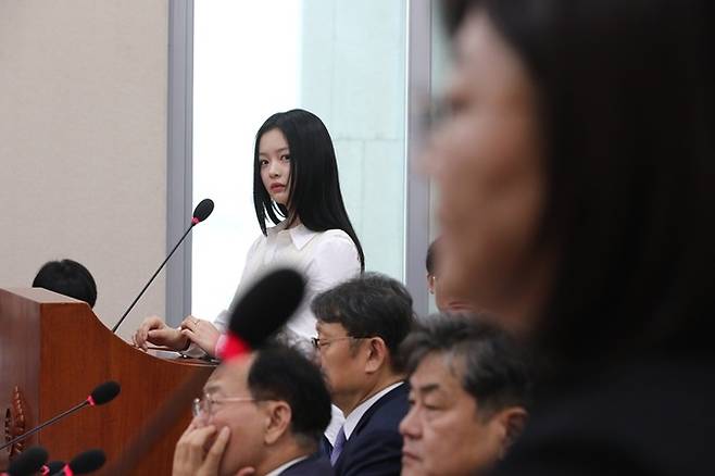 걸그룹 뉴진스 멤버 하니가 15일 서울 여의도 국회에서 열린 환경노동위원회 국정감사에서 김주영 어도어 대표의 답변을 듣고 있다. 연합뉴스