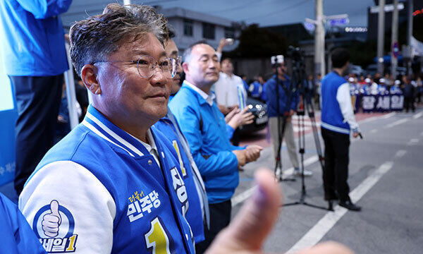 전남 영광군 남천사거리에서 더불어민주당 장세일 영광군수 후보가 연설하고 있다. 연합뉴스