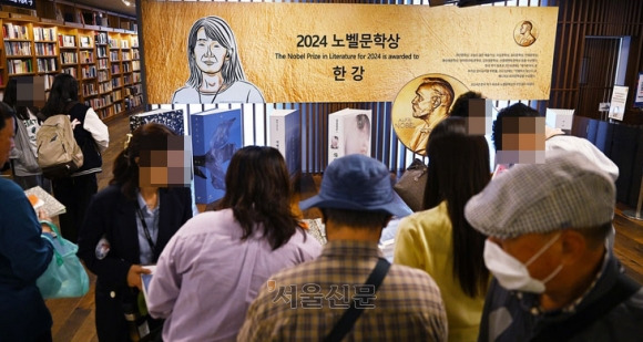 14일 서울 종로구 광화문 교보문고에 마련된 2024 노벨문학상 수상자 한강 작가의 책 판매 부스가 시민들로 북적이고 있다. 이날 오후 2시 기준으로 예스24, 교보문고, 알라딘 등 3대 대형서점에서 팔린 한강의 종이책 판매 부수는 82만 2000부에 달한다. 지금과 같은 판매 속도라면 15~16일 100만부를 돌파할 것으로 관측된다. 오장환 기자