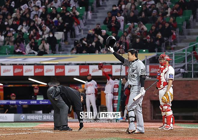 ▲ 지난 3월 26일, 이적 후 처음으로 인천한 방문한 김강민이 인천 SSG 팬들의 환호에 답례하고 있다.&nbsp; ⓒ곽혜미 기자