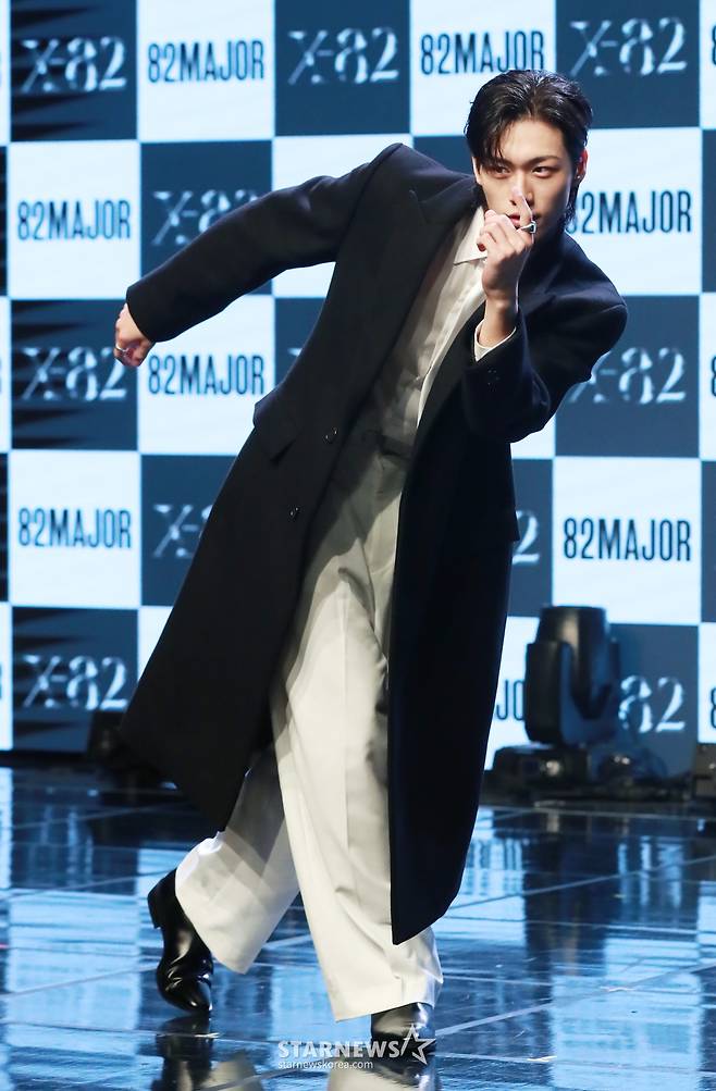 그룹 82메이저(82MAJOR) 박석준이 15일 오전 서울 강남구 일지아트홀에서 진행된 미니 2집 &lsquo;X-82'(엑스-82) 발매기념 쇼케이스에서 포즈를 취하고 있다.  이번 앨범에는 타이틀곡 &lsquo;혀끝'(Stuck)을 비롯해 &lsquo;가시밭길도 괜찮아'(Thorns), &lsquo;Face Time'(페이스 타임), &lsquo;Gossip'(가십) 등 총 4곡이 수록됐다. /2024.10.15 /사진=이동훈