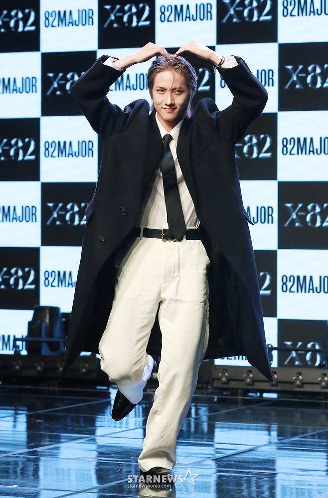 그룹 82메이저(82MAJOR) 조성일이 15일 오전 서울 강남구 일지아트홀에서 진행된 미니 2집 &lsquo;X-82'(엑스-82) 발매기념 쇼케이스에서 포즈를 취하고 있다.  이번 앨범에는 타이틀곡 &lsquo;혀끝'(Stuck)을 비롯해 &lsquo;가시밭길도 괜찮아'(Thorns), &lsquo;Face Time'(페이스 타임), &lsquo;Gossip'(가십) 등 총 4곡이 수록됐다. /2024.10.15 /사진=이동훈