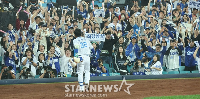 [포토] 김헌곤 '사자 인형 받으세요'