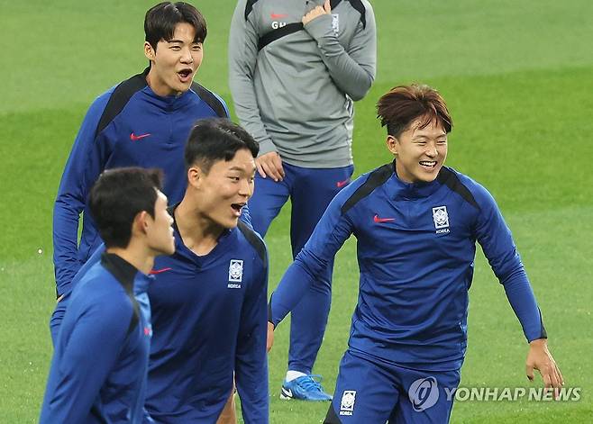 북중미 월드컵 아시아지역 예선 이라크전을 앞둔 한국 축구 국가대표팀 등이 14일 경기도 용인미르스타디움에서 훈련하고 있다. 연합뉴스