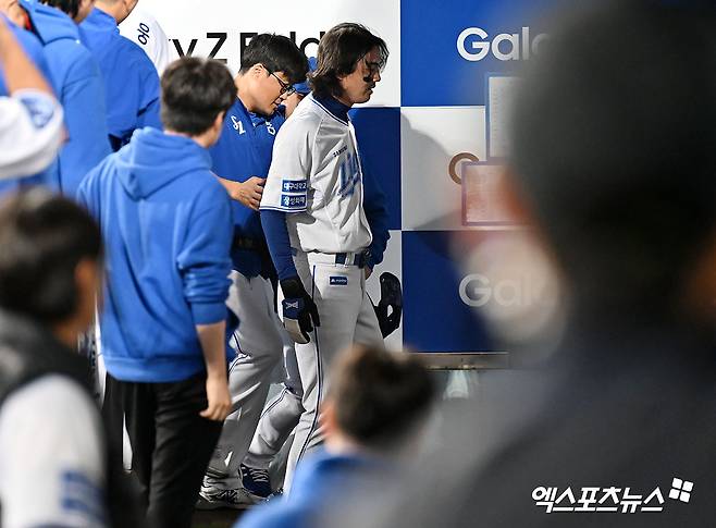 삼성 외야수 구자욱은 15일 대구 삼성라이온즈파크에서 열린 '2024 신한 SOL Bank KBO 포스트시즌' LG와 플레이오프(5전 3승제) 2차전에서 3번타자 좌익수로 선발 출전했다. 1회말 도루 과정에서 왼쪽 무릎을 다쳐 병원으로 이동. 검진을 실시할 계획이다. 대구, 김한준 기자