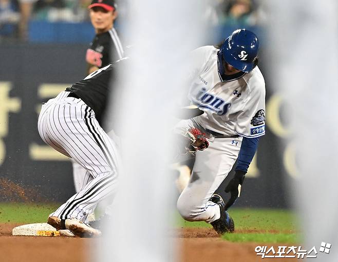 삼성 외야수 구자욱은 15일 대구 삼성라이온즈파크에서 열린 '2024 신한 SOL Bank KBO 포스트시즌' LG와 플레이오프(5전 3승제) 2차전에서 3번타자 좌익수로 선발 출전했다. 1회말 도루 과정에서 왼쪽 무릎을 다쳐 병원으로 이동. 검진을 실시할 계획이다. 대구, 김한준 기자