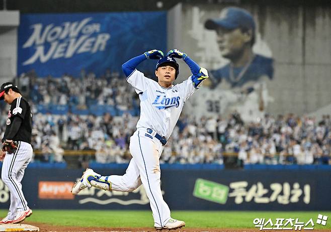 15일 오후 대구삼성라이온즈파크에서 열린 '2024 신한 SOL Bank KBO 포스트시즌' LG 트윈스와 삼성 라이온즈의 플레이오프 2차전 경기, 7회말 무사 1루 삼성 김헌곤이 투런 홈런을 날린 후 그라운드를 돌고 있다. 대구, 김한준 기자