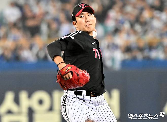 15일 오후 대구삼성라이온즈파크에서 열린 '2024 신한 SOL Bank KBO 포스트시즌' LG 트윈스와 삼성 라이온즈의 플레이오프 2차전 경기, 1회말 LG 선발투수 손주영이 공을 힘차게 던지고 있다. 대구, 김한준 기자