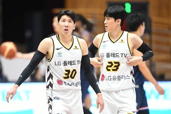 두경민과 전성현 [KBL 제공. 재판매 및 DB 금지]