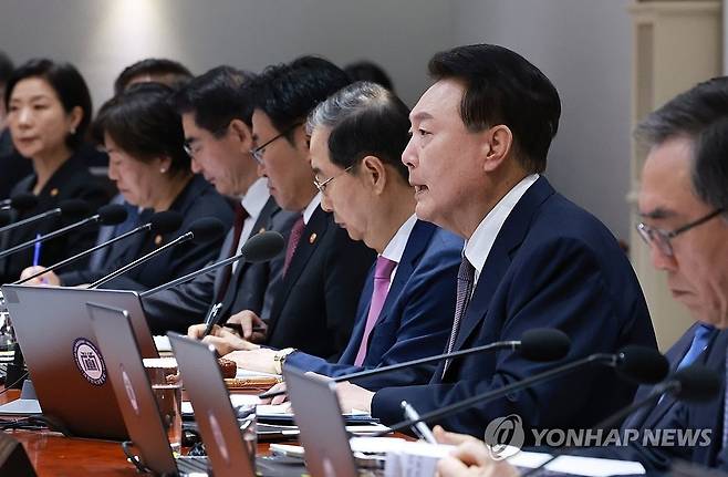 윤석열 대통령 국무회의 발언 (서울=연합뉴스) 홍해인 기자 = 윤석열 대통령이 15일 서울 용산 대통령실 청사에서 열린 국무회의에서 발언하고 있다. 2024.10.15 hihong@yna.co.kr