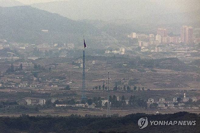 마주 선 남북 (파주=연합뉴스) 임병식 기자 = 북한이 경의선과 동해선 도로 폭파를 준비하는 정황이 우리 군 감시장비에 포착된 가운데 14일 경기도 파주시 접경지역에서 바라본 서부전선 비무장지대(DMZ)에 남측 대성동 마을 태극기와 북측 기정동 마을의 인공기가 마주보고 있다. 2024.10.14 andphotodo@yna.co.kr