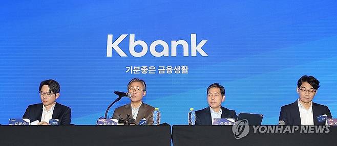 케이뱅크 IPO 기자간담회 (서울=연합뉴스) 강민지 기자 = 최우형 케이뱅크 은행장 등이 15일 오전 서울 여의도 콘래드호텔에서 열린 케이뱅크 IPO 기자간담회에서 질의응답을 하고 있다. 왼쪽부터 강병주 CMO, 최우형 은행장, 이준형 CSO, 차대산 CIO. 2024.10.15 mjkang@yna.co.kr