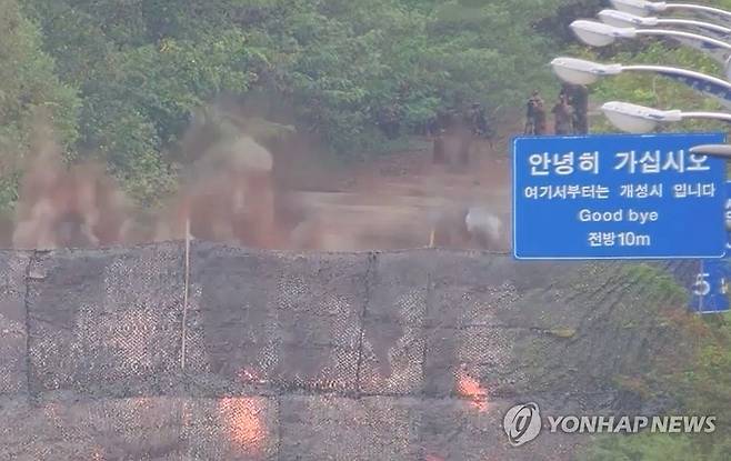 경의선 도로 폭파 장면 찍는 북한군 (서울=연합뉴스) 북한이 15일 경의선·동해선 남북 연결도로 일부 구간을 폭파했다고 합동참모본부가 밝혔다.
    합참은 이날 국방부 출입기자단에 보낸 문자메시지를 통해 "북한군은 오늘 정오께 경의선 및 동해선 일대에서 (남북) 연결도로 차단 목적으로 추정되는 폭파 행위를 자행했으며, 현재는 중장비를 투입해 추가 작업을 진행 중"이라고 밝혔다.
    사진은 우리 군 CCTV에 잡힌 경의선 도로 폭파 장면을 찍고 있는 북한군의 모습. 2024.10.15 [합참 제공 영상 캡처. 재판매 및 DB 금지] kane@yna.co.kr