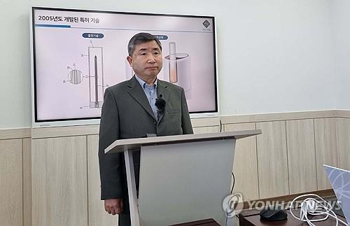 기자회견 하는 KT&G 전 연구원 기자회견 하는 KT&G 전 연구원
(대전=연합뉴스) 박주영 기자 = 곽대근 KT&G 전 연구원이 24일 대전 서구 법무법인 재유 사무실에서 기자회견을 열고 입장을 밝히고 있다. 곽씨는 세계 최초의 전자담배 기술을 발명했지만 보상을 받지 못했다고 주장하며 회사를 상대로 2조8천억원의 규모의 직무발명보상금 청구 소송을 냈다. 2024.4.24 jyoung@yna.co.kr