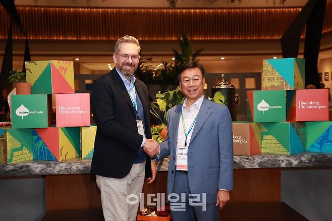 마테오 레포레 이탈리아 볼로냐 시과 신상진 성남시장이 현지시간 14일 멕시코시티 블룸버그시티랩 회의장에서 기념사진을 찍고 있다.(사진=성남시)