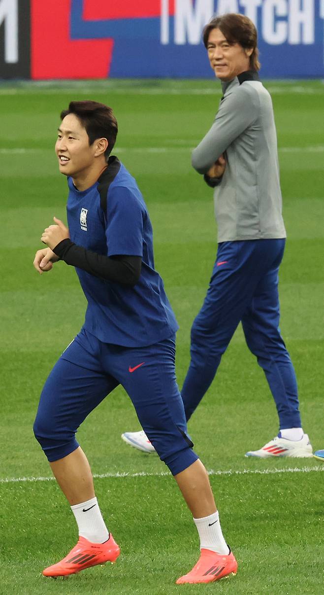 한국 축구대표팀 이강인을 바라보는 홍명보 감독