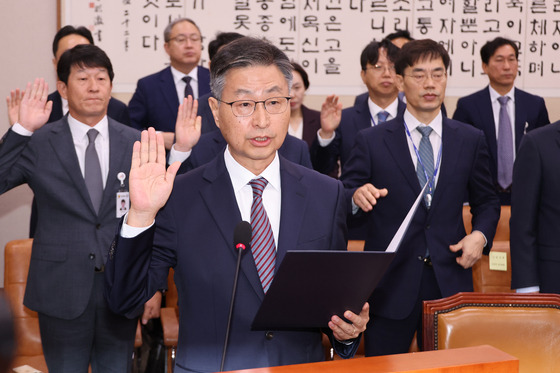 어제(16일) 국회 법제사법위원회의 국정감사에 출석해 선서하는 최재해 감사원장 〈출처=연합뉴스〉