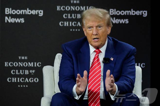 15일(현지시간) 미국 대선 공화당 후보인 도널드 트럼프 전 대통령이 일리노이주 시카고 이코노믹 클럽에서 블룸버그 편집장 존 미클스와이트와 대담하고 있다. ⓒ 로이터=뉴스1 ⓒ News1 류정민 특파원
