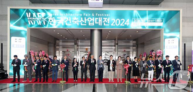 김재록 대한건축사협회장이 16일 서울 강남구 코엑스에서 열린 '2024 한국건축산업대전' 개막식에서 주요 참석자들과 함께 테이프 커팅을 마치고 박수치고 있다. 2024.10.16/뉴스1 ⓒ News1 이승배 기자