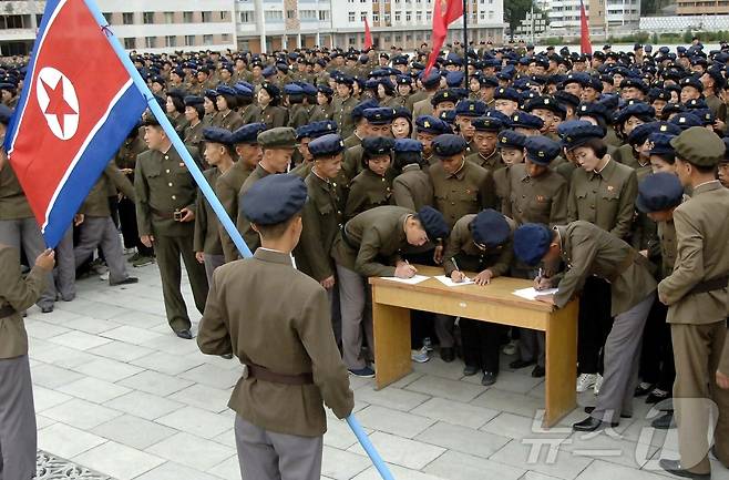 (평양 노동신문=뉴스1) = 북한 노동당 기관지 노동신문은 16일 온 나라가 한국을 징벌하려 한다며 "종합된 자료에 의하면 14일과 15일 이틀 동안에만도 전국적으로 140여만 명에 달하는 청년동맹일꾼(간부)들과 청년학생들이 인민군대 입대, 복대를 열렬히 탄원했다＂라고 보도했다. [국내에서만 사용가능. 재배포 금지. DB 금지. For Use Only in the Republic of Korea. Redistribution Prohibited] rodongphoto@news1.kr