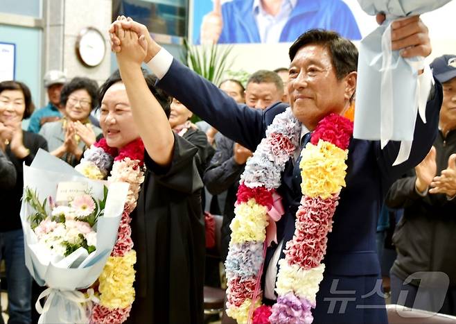 조상래 더불어민주당 곡성군수 후보가 10·16 재보궐 선거 당일인 16일 오후 곡성읍 선거사무소에서 환호하고 있다.2024.10.16/뉴스1 ⓒ News1 김동수 기자