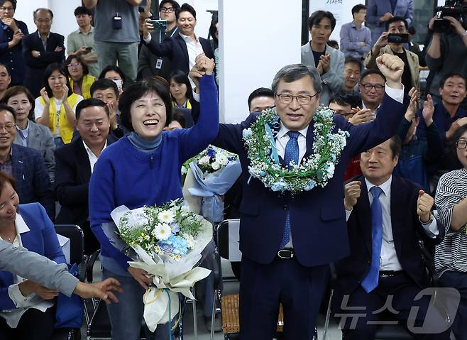 10·16 서울시교육감 보궐선거 진보 진영 단일 후보인 정근식 후보가 16일 오후 서울 마포구에 마련된 자신의 선거캠프에서 당선이 확실시 되자 배우자 은영 씨와 꽃목걸이를 걸고 환호하고 있다. 2024.10.16/뉴스1 ⓒ News1 민경석 기자