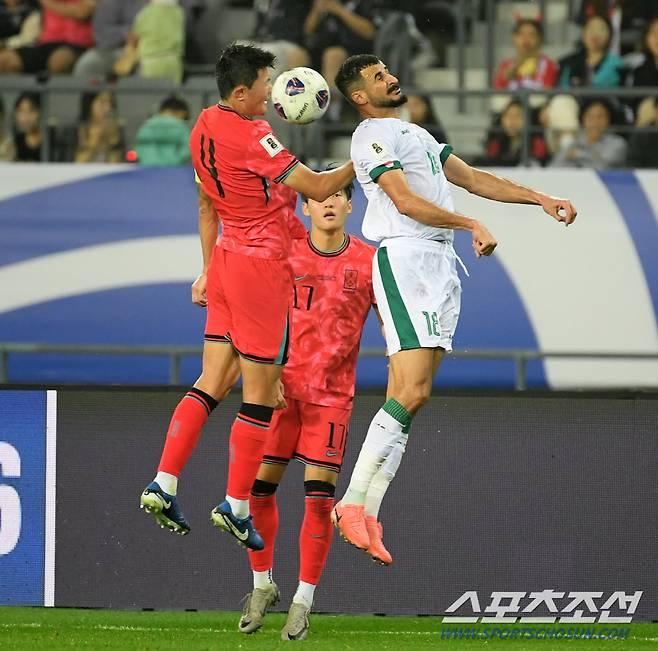 2026 FIFA 북중미월드컵 아시아 지역 3차 예선 B조 4차전 대한민국과 이라크의 경기가 용인미르스타디움에서 열렸다. 김민재가 공중볼 경합을 펼치고 있다. 용인=박재만 기자 pjm@sportschosun.com/2024.10.15/