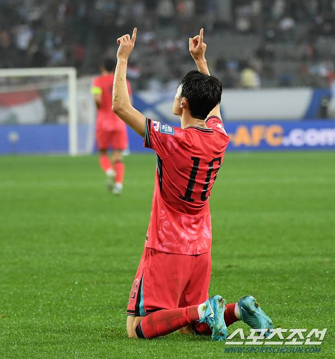 2026 FIFA 북중미월드컵 아시아 지역 3차 예선 B조 4차전 대한민국과 이라크의 경기가 15일 용인미르스타디움에서 열렸다. 이재성이 추가골을 넣은 뒤 이명재와 포옹을 나누고 있다. 용인=박재만 기자 pjm@sportschosun.com/2024.10.15/