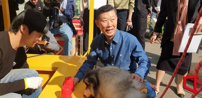 김홍국 하림 회장이 16일 서울 성동구 성수동에 마련된 용가리 치킨 25주년 기념 팝업스토어 행사장을 찾아 반려견 동반 공간을 둘러보고 있다.