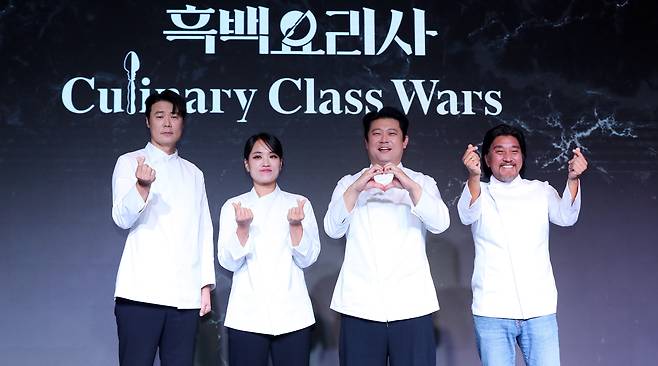 Chef Edward Lee (far right) poses with fellow contestants Choi Hyun-seok (far left), Jung Ji-sun (second from left), and Jang Ho-jun, who all reached the top eight in the Netflix show "Culinary Class Wars." /Newsis