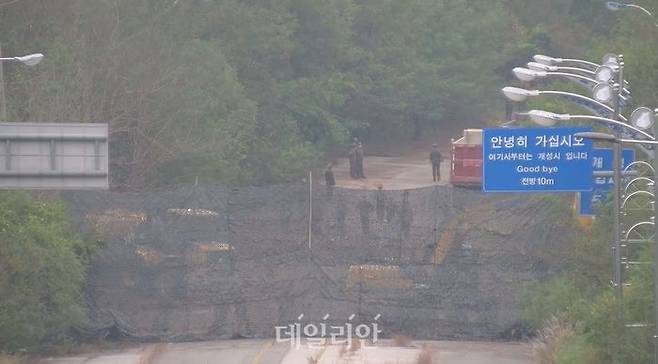 합동참모본부는 15일 북한군이 이날 12시경 경의선 및 동해선 일대에서 연결도로 차단 목적(추정)의 폭파 행위를 자행했다며 현재는 중장비를 투입해 추가 작업을 진행 중이라고 전했다. 사진은 북한이 경의선 도로 폭파 이후 중장비를 투입해 추가 작업을 진행하는 모습. ⓒ합동참모본부