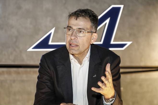 필립 크리프(Philippe Krief) 알핀 브랜드 CEO가 14일 '2024 파리 모터쇼' 알핀 부스에서 열린 인터뷰에서 기자들의 질문에 답하고 있다. ⓒ한국자동차기자협회