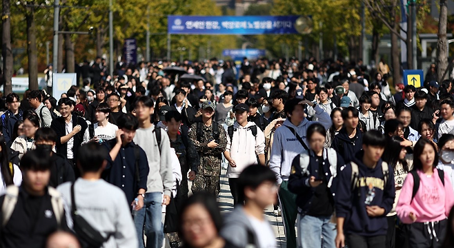 12일 연세대학교 2025학년도 수시모집 논술시험을 마친 수험생들이 고사장을 나서고 있다. ⓒ연합뉴스