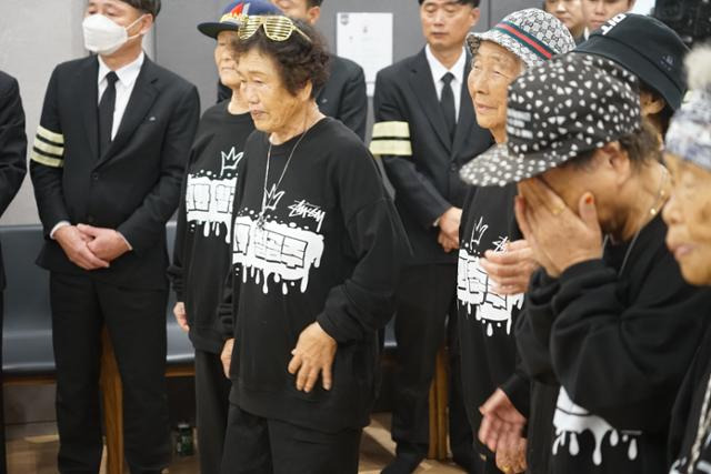 16일 오후 대구 달서구 남대구전문장례식장에서 칠곡할매래퍼 그룹 수니와 칠공주 멤버들이 먼저 세상을 떠난 서무석 할머니를 추모하고 있다. 대구=김재현 기자