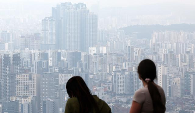 서울 집값 상승폭이 꺾인 15일 서울 남산에서 바라본 도심에 아파트 단지 모습이 보이고 있다. 뉴스1