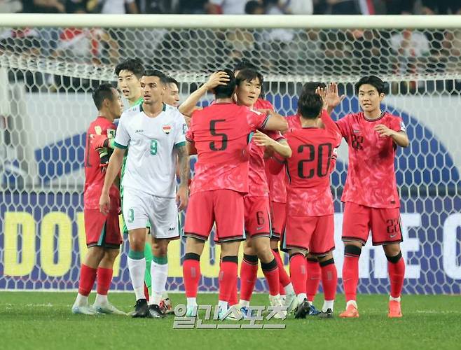 홍명보 감독이 이끄는 한국 축구대표팀이 15일 오후 용인미르스타디움에서 2026 북중미 월드컵 아시아지역 3차예선 이라크와 경기를 펼쳤다. 대표팀이 3-2 승리했다 경기종료후 선수들이 승리를 기뻐하고있다. 용인=정시종 기자 capa@edaily.co.kr /2024.10.15.