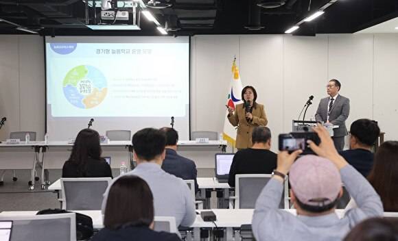 김인숙 경기도교육청 지역교육담당관이 지난 15일 남부청사 대회의실에서 경기형 늘봄학교 운영 모델에 대해 설명하고 있다. [사진=경기도교육청]